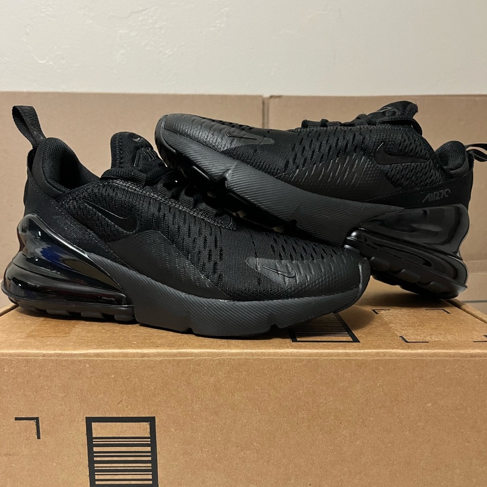 NIKE Woman Air Max 270’s all black size 6👟 In brand new condition.
